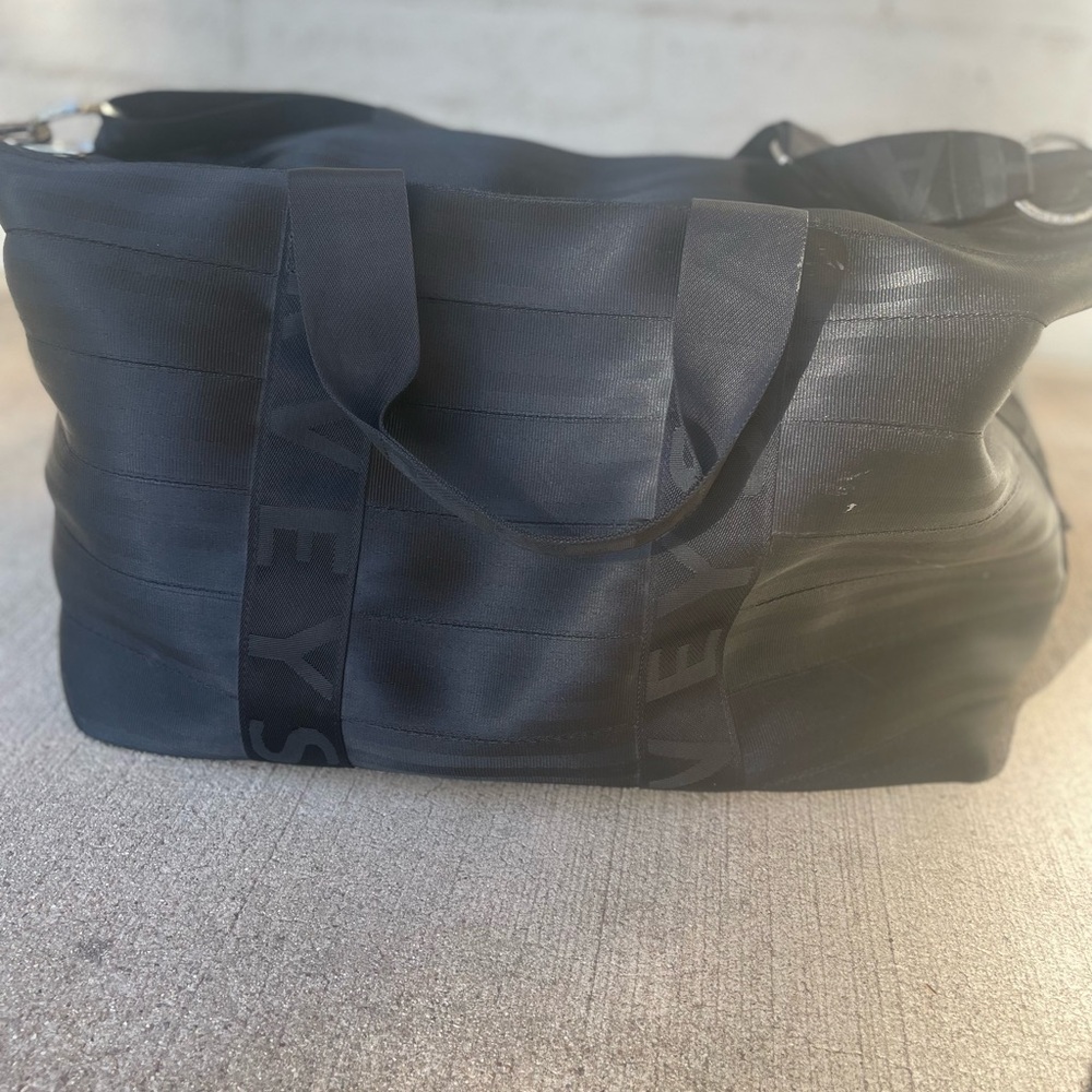 *EXCLUSIVE* First Generation Harvey’s Original SeatBelt Bag